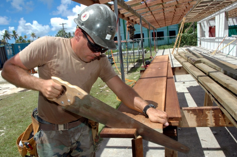 ebeniste-CARCES-min_worker_construction_building_carpenter_male_job_build_helmet-893290